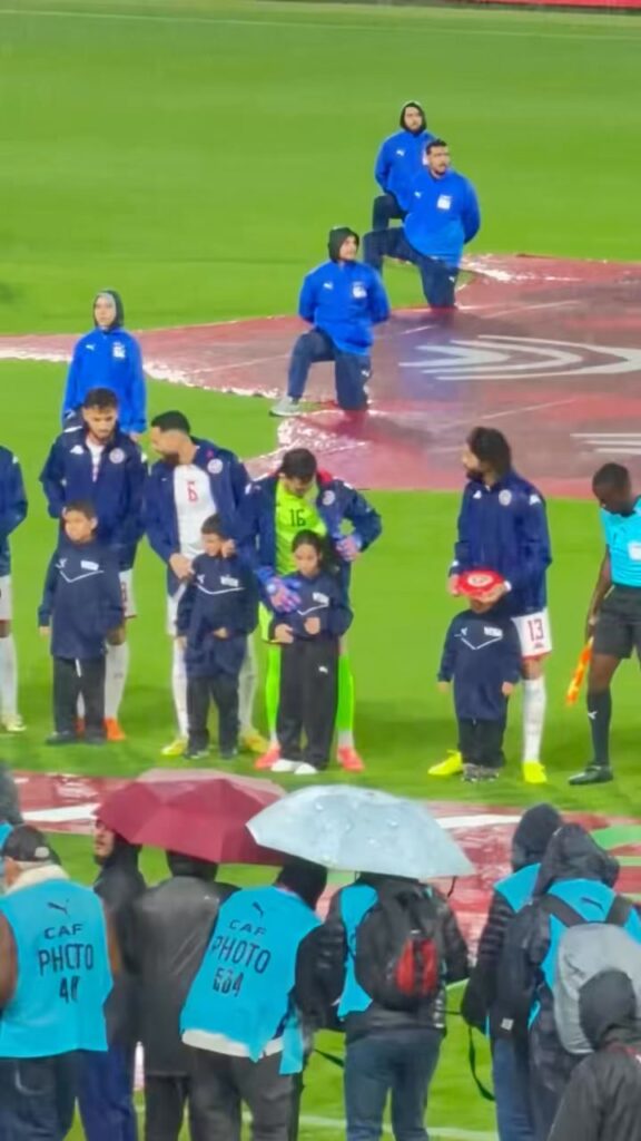 “لاعبو تونس يهدون ستراتهم للأطفال”