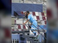 احتفال عيسى العيوني بهدفه ضد الغرافة